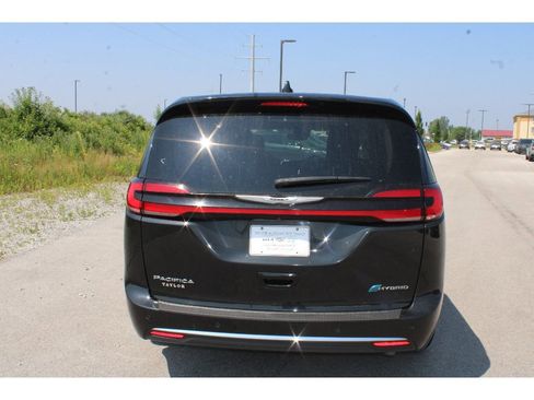 Used 2023 Chrysler Pacifica Limited image 4