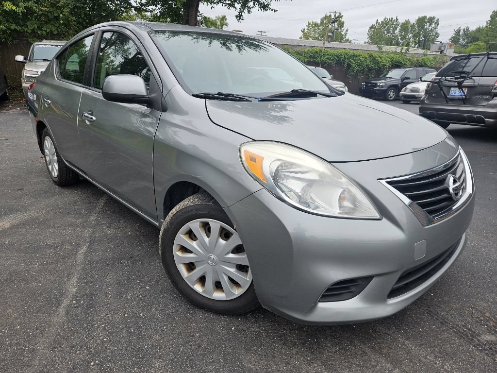 Used 2013 Nissan Versa SV FWD image 3