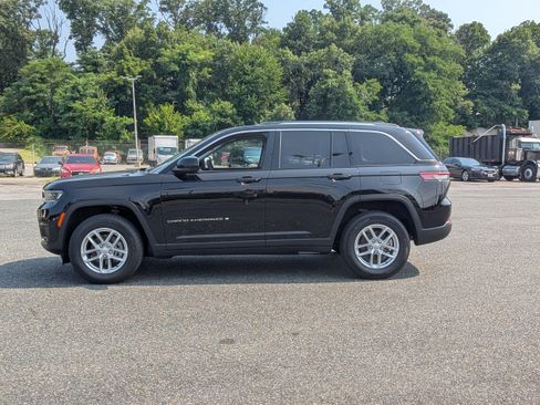 Used 2023 Jeep Grand Cherokee Laredo AWD/4WD image 5