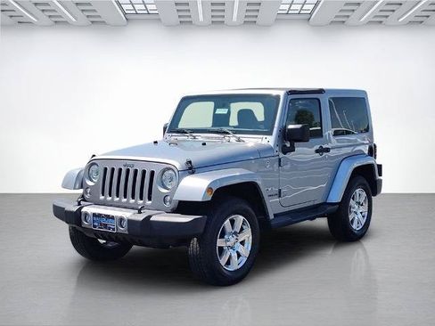 Used 2017 Jeep Wrangler Sahara w/ Connectivity Group AWD/4WD image 3