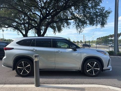 Used 2022 Toyota Highlander XSE FWD image 3