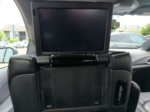 Used 2022 Chrysler Pacifica Limited w/ Uconnect Theater Family Group FWD image 36