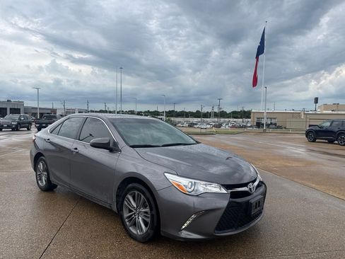 Used 2017 Toyota Camry SE FWD image 1