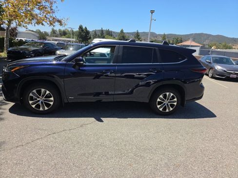 Used 2025 Toyota Highlander XLE AWD/4WD image 2