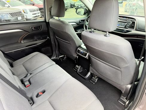 Used 2019 Toyota Highlander LE AWD/4WD image 18