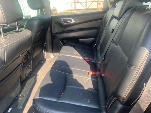Used 2017 Nissan Pathfinder Platinum FWD image 12