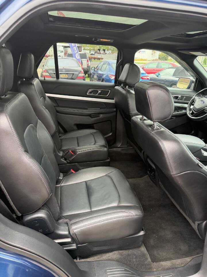 Used 2017 Ford Explorer XLT w/ Equipment Group 202A AWD/4WD image 24