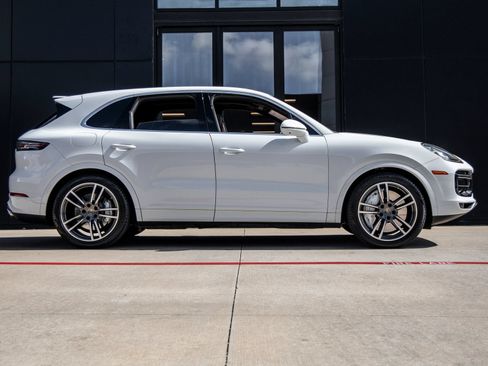 Certified 2023 Porsche Cayenne Turbo AWD/4WD image 12
