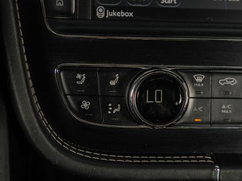 Used 2017 Bentley Bentayga image 48