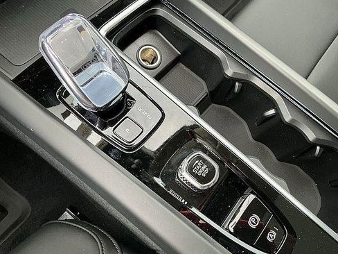 New 2026 Volvo XC60 B5 Plus w/ Protection Package Premier AWD/4WD image 17