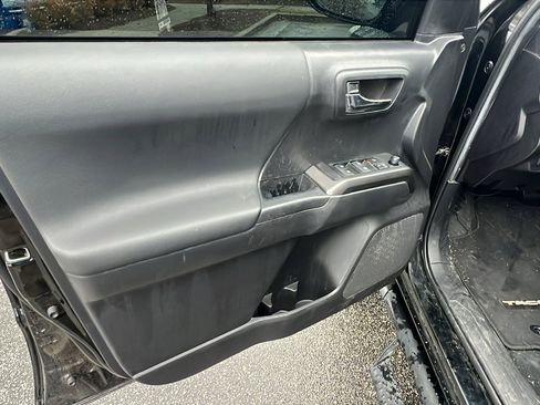 Used 2022 Toyota Tacoma TRD Sport image 14