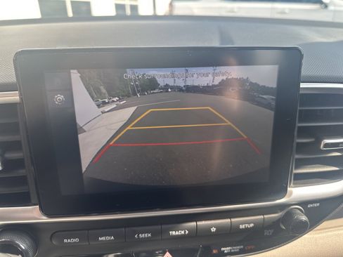 Used 2025 Hyundai Venue SEL FWD image 14