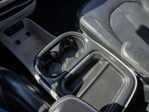 Used 2020 Chrysler Pacifica Touring-L image 25