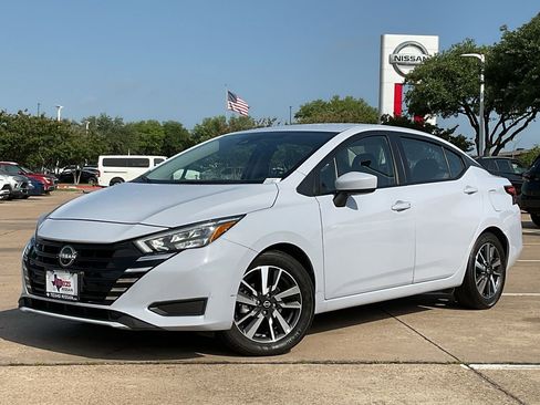 Used 2025 Nissan Versa SV image 2