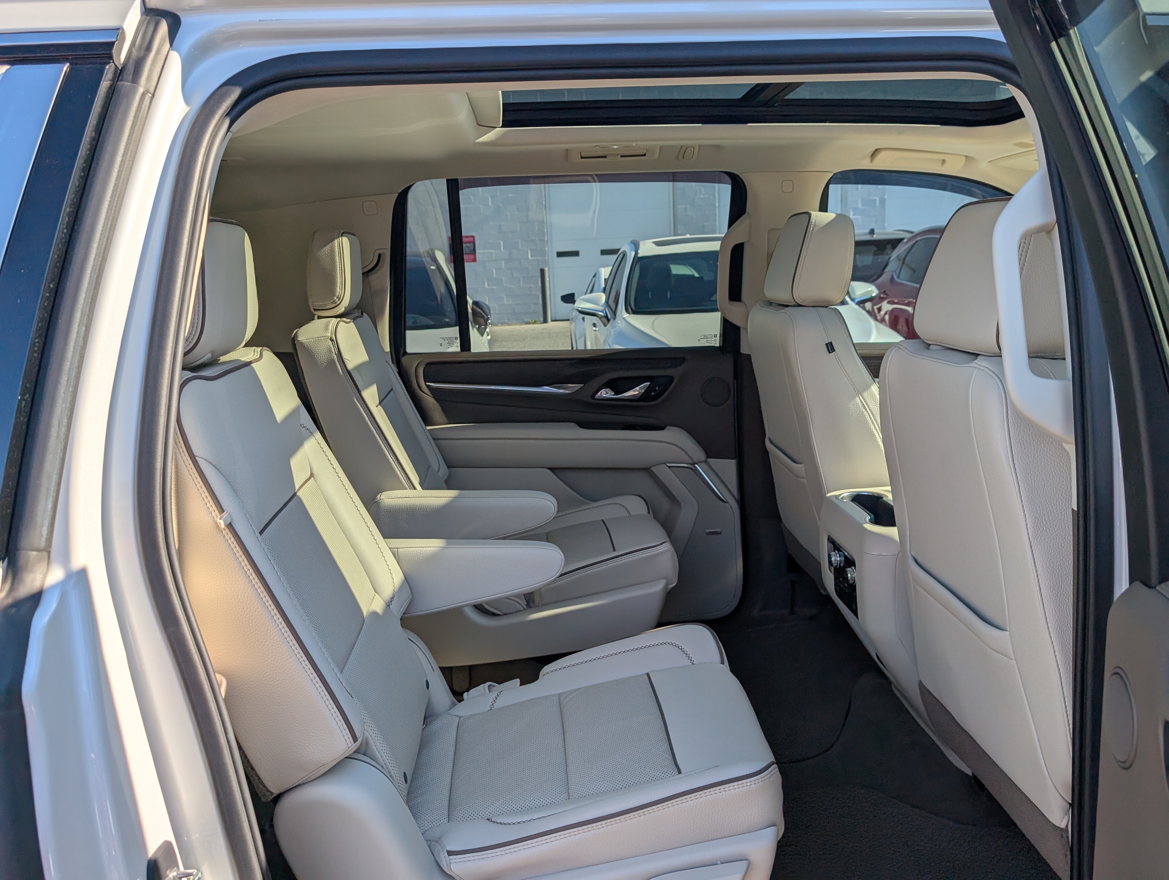 Used 2021 GMC Yukon XL Denali w/ Denali Premium Package AWD/4WD image 12