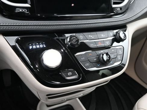 Used 2021 Chrysler Pacifica Touring-L image 13