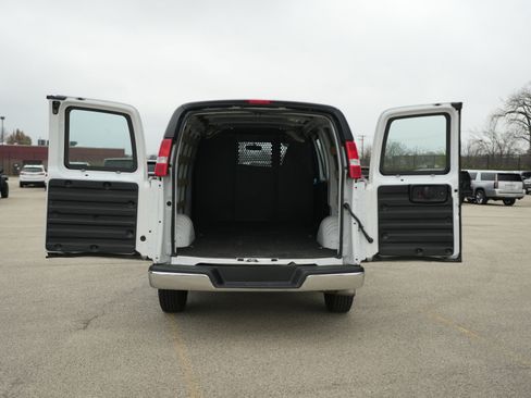 Used 2023 GMC Savana 2500 w/ Driver Convenience Package image 7