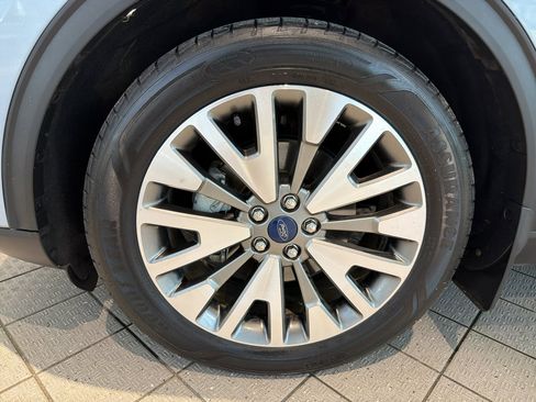 Used 2022 Ford Escape Titanium FWD image 9
