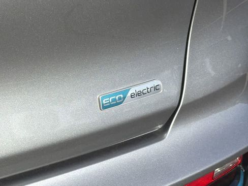 Used 2022 Kia Niro EX image 32