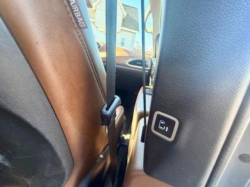 Used 2017 Chrysler Pacifica Limited w/ UConnect Theater Package image 11