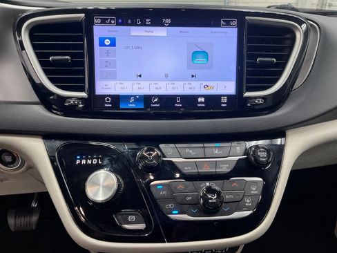 Used 2024 Chrysler Pacifica Touring-L FWD image 15