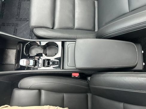 Certified 2025 Volvo XC40 B5 Plus AWD/4WD image 30
