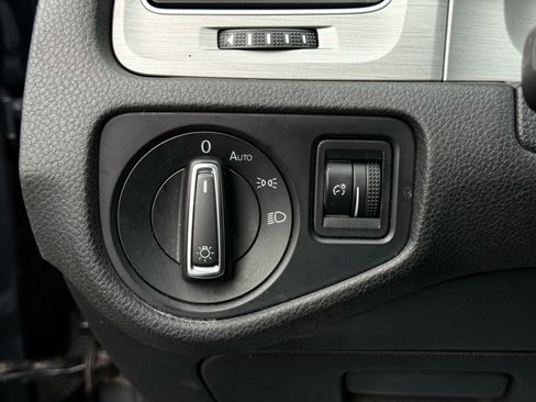 Used 2016 Volkswagen Golf Limited Edition image 41