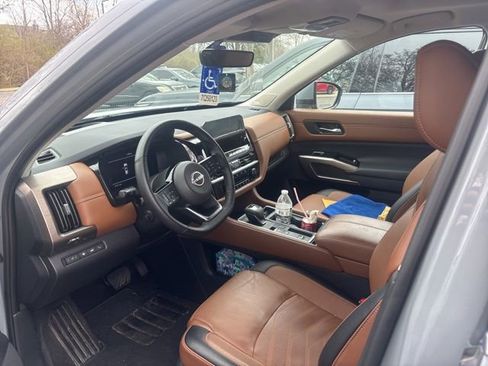 Used 2024 Nissan Pathfinder Platinum image 14