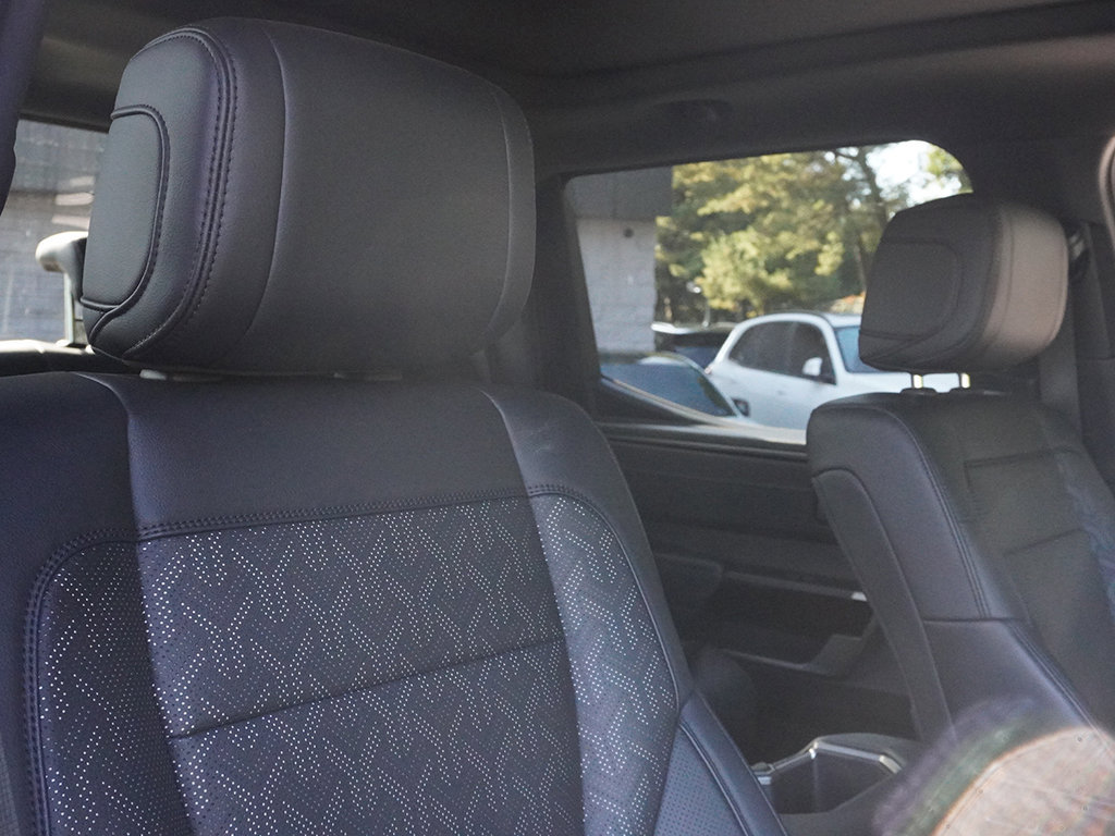 Used 2025 Toyota Tundra Limited AWD/4WD image 32