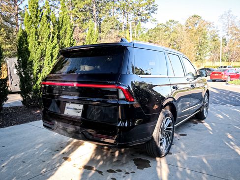 Used 2025 Lincoln Navigator Reserve image 10