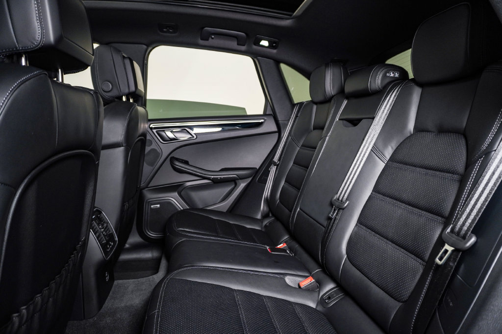 Certified 2026 Porsche Macan AWD/4WD image 17