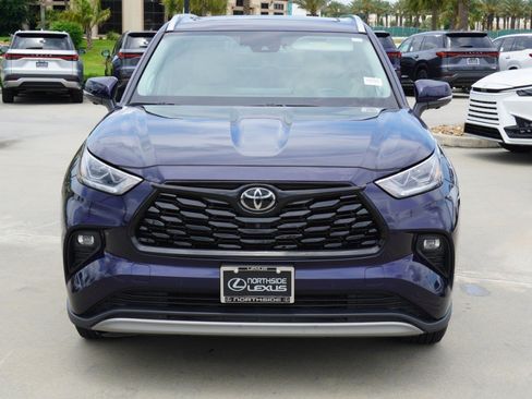 Used 2024 Toyota Highlander Platinum FWD image 2