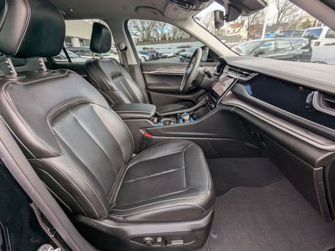 Used 2023 Jeep Grand Cherokee Limited w/ Black Appearance Package image 25