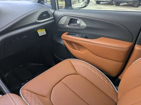 New 2026 Chrysler Pacifica Pinnacle w/ Trailer Tow Group image 15