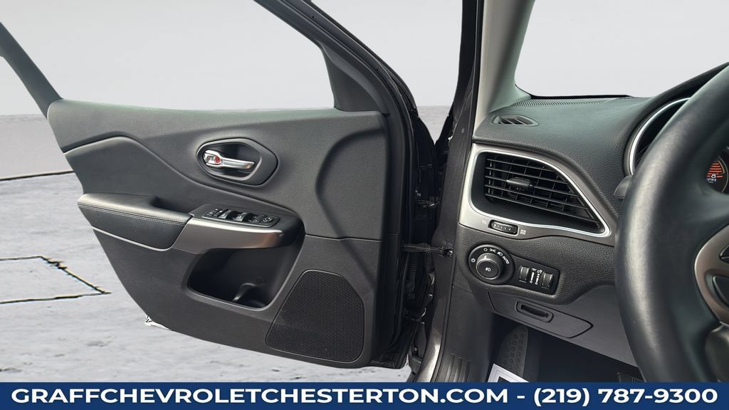 Used 2019 Jeep Cherokee Latitude Plus AWD/4WD image 26