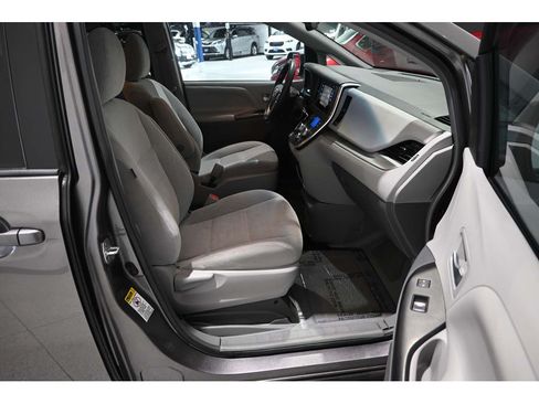 Used 2017 Toyota Sienna LE FWD image 15