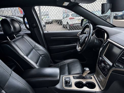 Used 2017 Jeep Grand Cherokee Limited AWD/4WD image 6