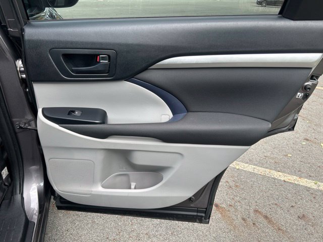 Used 2019 Toyota Highlander LE AWD/4WD image 29