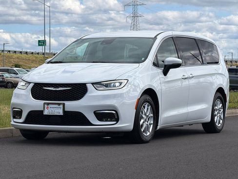 Used 2023 Chrysler Pacifica Touring-L FWD image 7