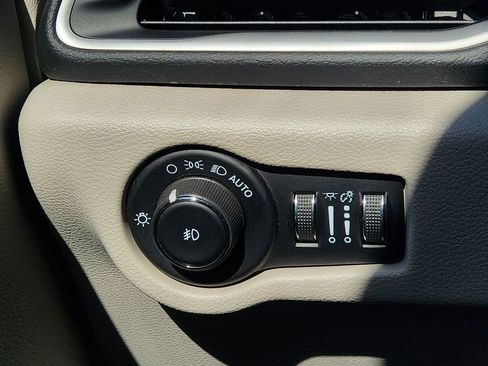 Used 2023 Chrysler Pacifica Touring-L image 23