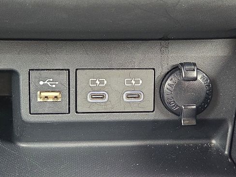 Used 2025 Toyota Highlander LE FWD image 19