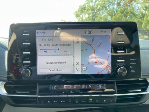 Used 2022 Toyota Sienna Limited image 28