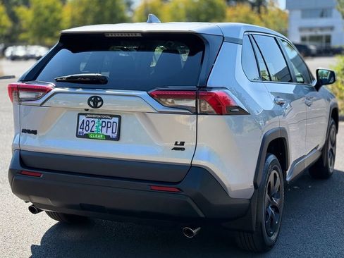 Used 2024 Toyota RAV4 LE AWD/4WD image 5