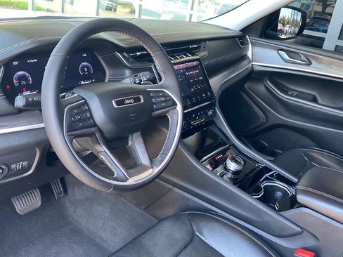 Used 2023 Jeep Grand Cherokee Limited w/ Luxury Tech Group II AWD/4WD image 19
