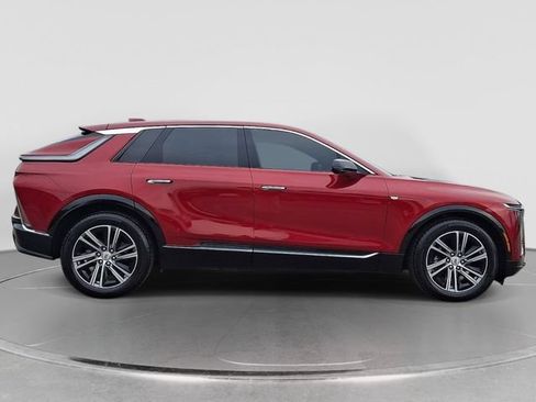 Used 2024 Cadillac Lyriq Luxury AWD/4WD image 7