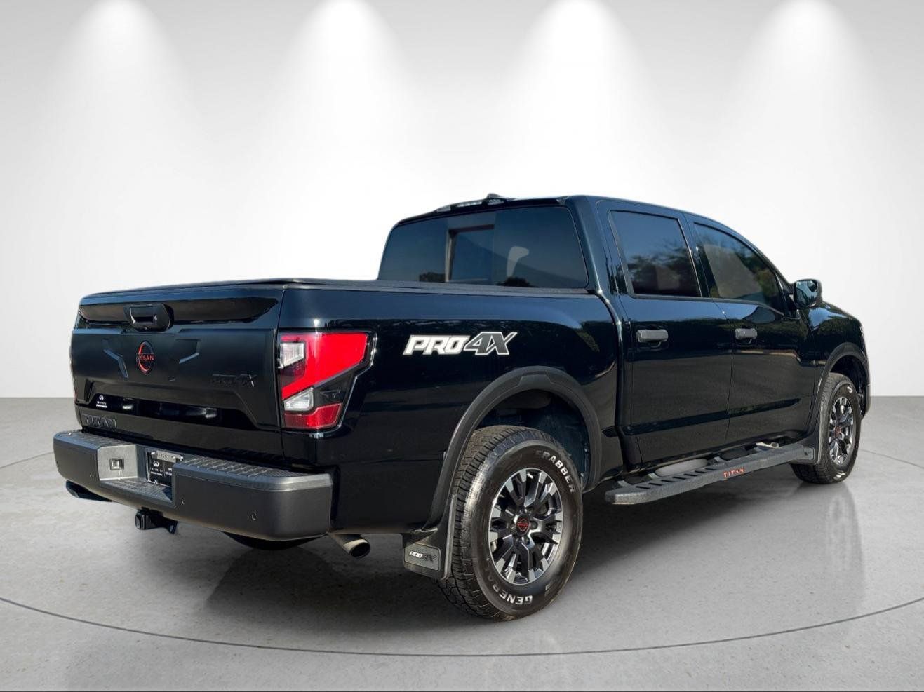 Used 2024 Nissan Titan PRO-4X w/ Pro-4x Convenience Package AWD/4WD image 5
