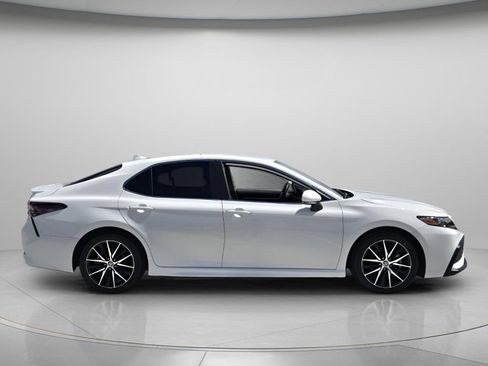 Used 2024 Toyota Camry SE FWD image 3