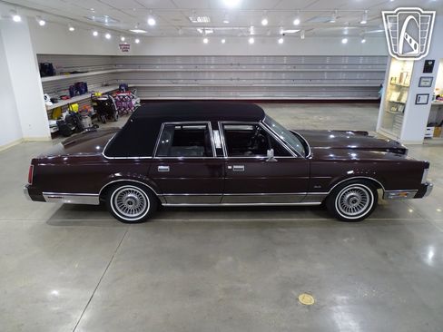 Used 1988 Lincoln Town Car image 17