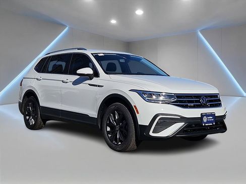 Certified 2022 Volkswagen Tiguan SE image 3