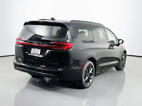 New 2027 Chrysler Pacifica Limited AWD/4WD image 7